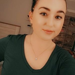 Meet your Posher, Caitlin